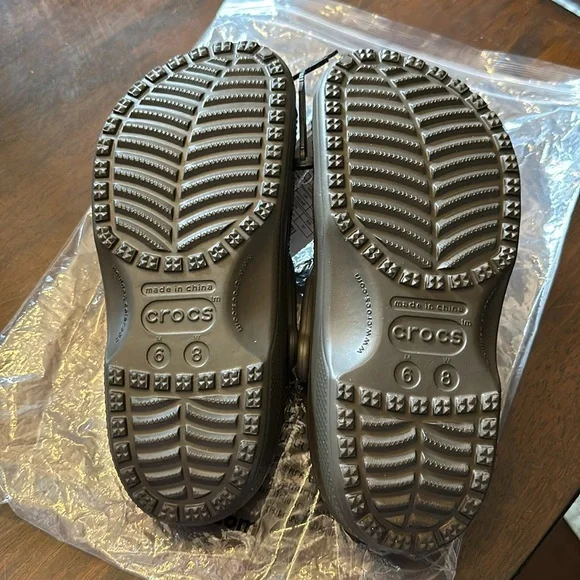 NWT      Size 8 Brown Classic Crocs - Picture 3 of 5